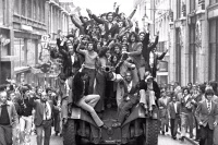 População festejando em cima de um chaimite (25.04.1974)
