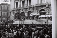Praça da Liberdade cheia comemorando o golpe de Estado de 25 de Abril de 1974